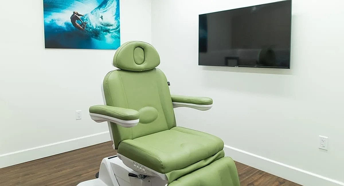 Green chair in a modern examination room.