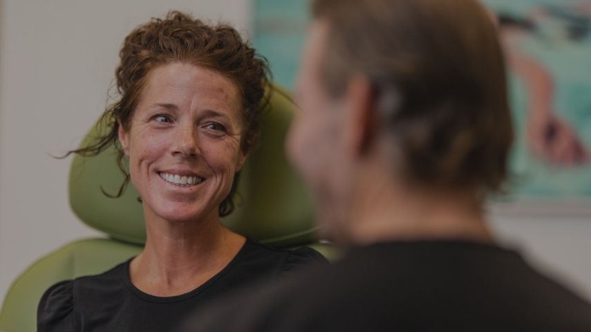 Testimonial conversation about Amy's plastic surgery experience.